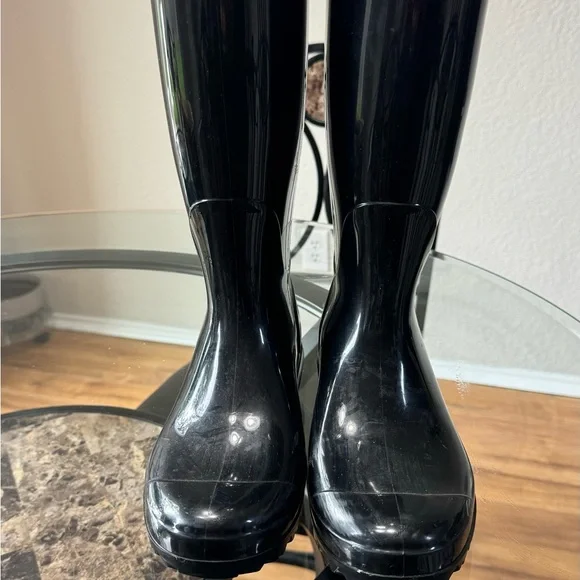 UGG rain boots.  Size 9. Tall Black shiny style - Picture 9 of 10
